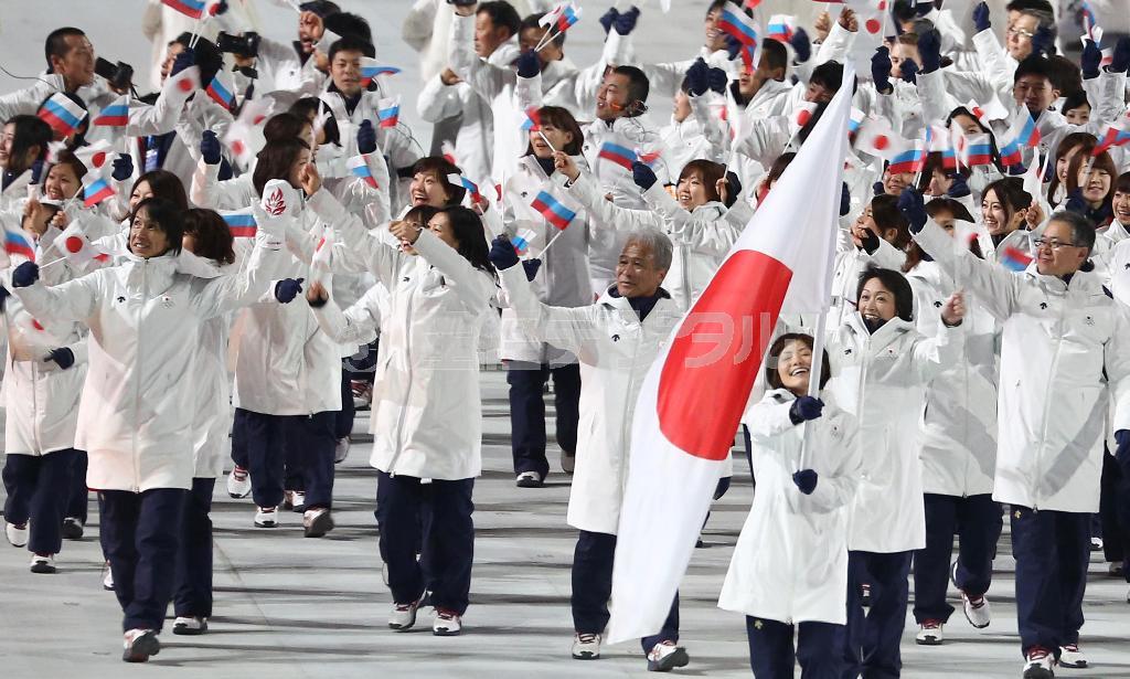 ソチ冬季五輪開会式で入場行進する日本選手団。先頭の旗手は“カーリングママ”小笠原歩（あゆみ）が務め、主将の葛西紀明（前列左端）らが続いた＝２０１４年２月７日、ロシアソチ（大里直也撮影）