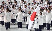 ソチ冬季五輪開会式で入場行進する日本選手団。先頭の旗手は“カーリングママ”小笠原歩（あゆみ）が務め、主将の葛西紀明（前列左端）らが続いた＝２０１４年２月７日、ロシアソチ（大里直也撮影）