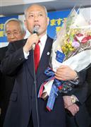 当選確実の報道を受け事務所で挨拶をする舛添要一氏＝９日午後、東京都新宿区（桐原正道撮影）