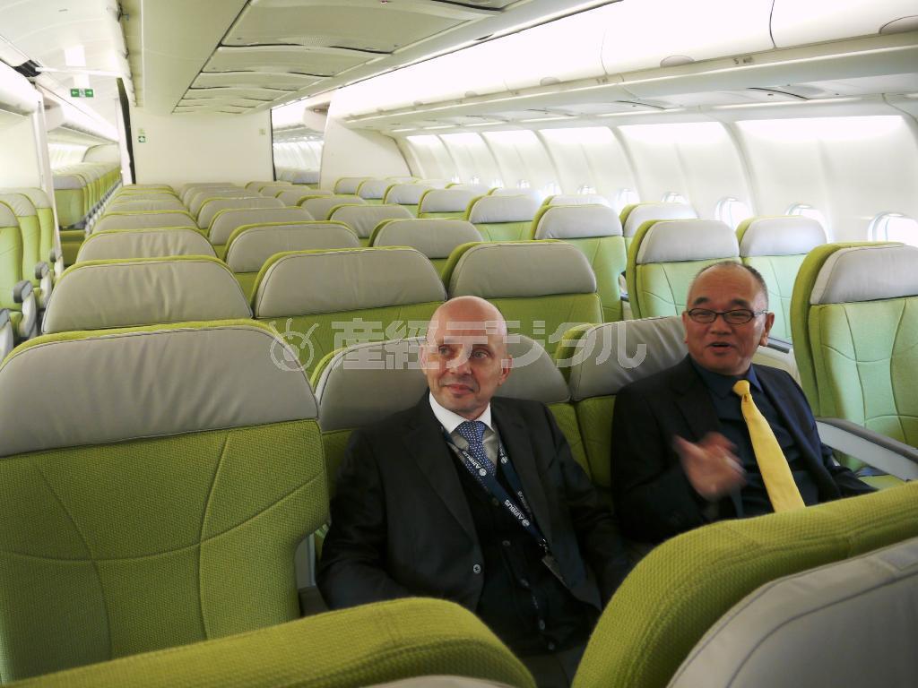 スカイマークが昨年12月にフランスのエアバス本社で公開したエアバスＡ３３０の１号機。スカイマークの西久保慎一社長（右）と、エアバス・ジャパンのステファン・ジヌー社長がゆったりした座席「グリーンシート」を披露した。