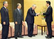 安倍晋三首相（右）にTPP早期妥結に向けた要望書を渡す米倉弘昌経団連会長。左から経済同友会の長谷川閑史代表幹事、三村明夫日商会頭＝１０日午後、首相官邸（酒巻俊介撮影）