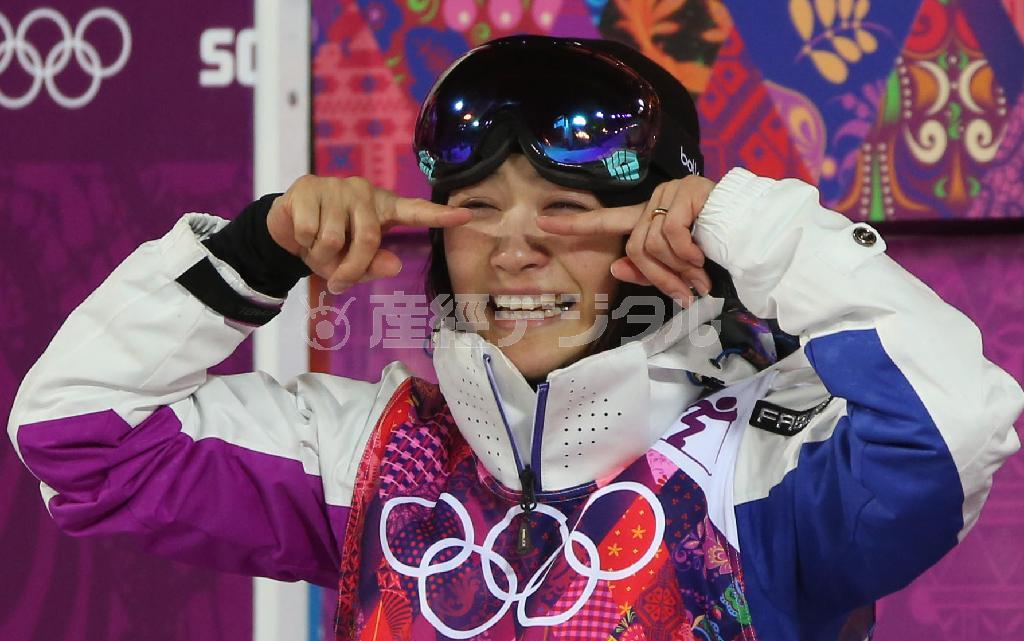「五輪で最高の滑りだった」という決勝３回目を滑り終え、目頭を押える上村（うえむら）愛子。まだ、結果が出る前だったが、やり切ったという満足感、これが最後という思いが、自然と涙を流させた＝２０１４年２月８日、ロシア・ソチ（古厩正樹撮影）