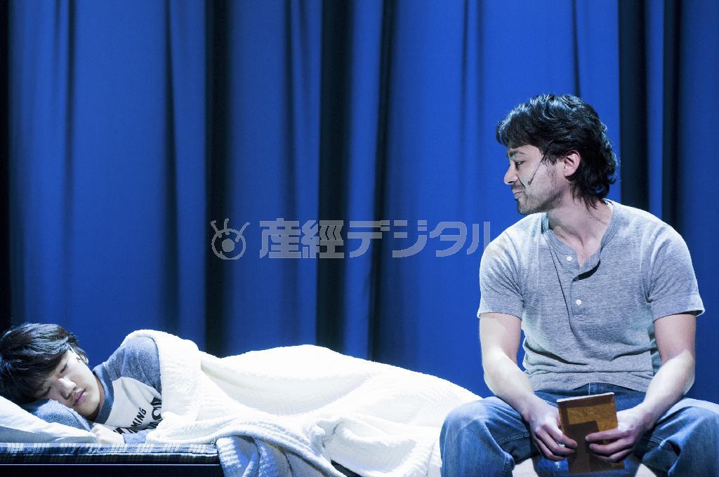 眠る息子を愛おしげに見つめるジェリー（山田孝之）。父として子を思う気持ちが、ジェリーを奮い立たせる。（Ｃ）ｔａｒｏ