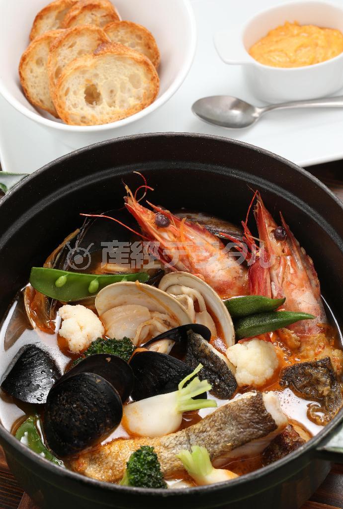 「ワイワイ食べてもらいたい」との思いがこもった絶品の「魚介たっぷりのブイヤベース」（事前予約が必要）。最後のスープはニンニク入りマヨネーズを付けたフランスパンに浸して楽しむ