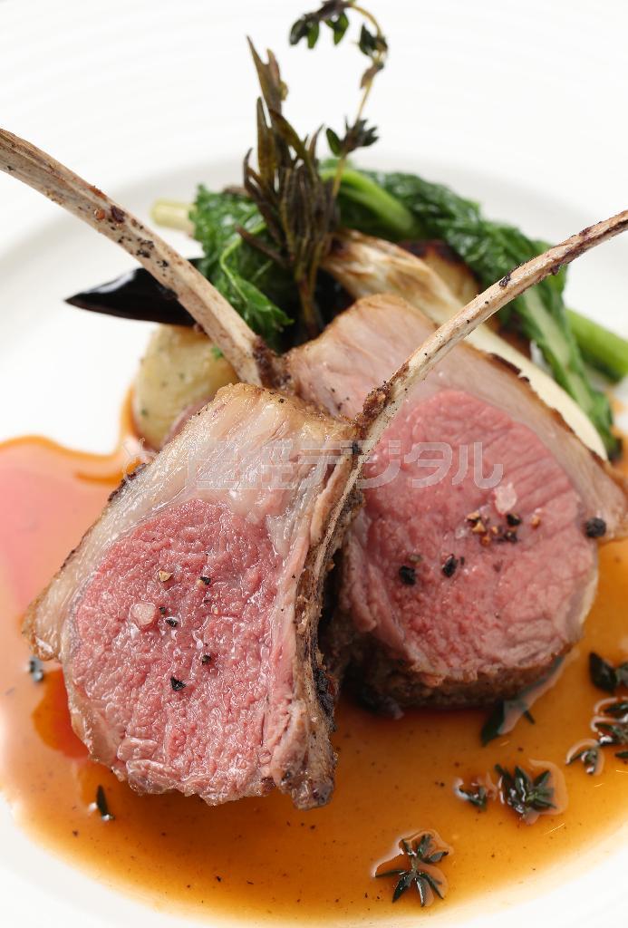 スモーキーな香りで食欲と肉々しさが増す「仔羊の瞬間燻製」