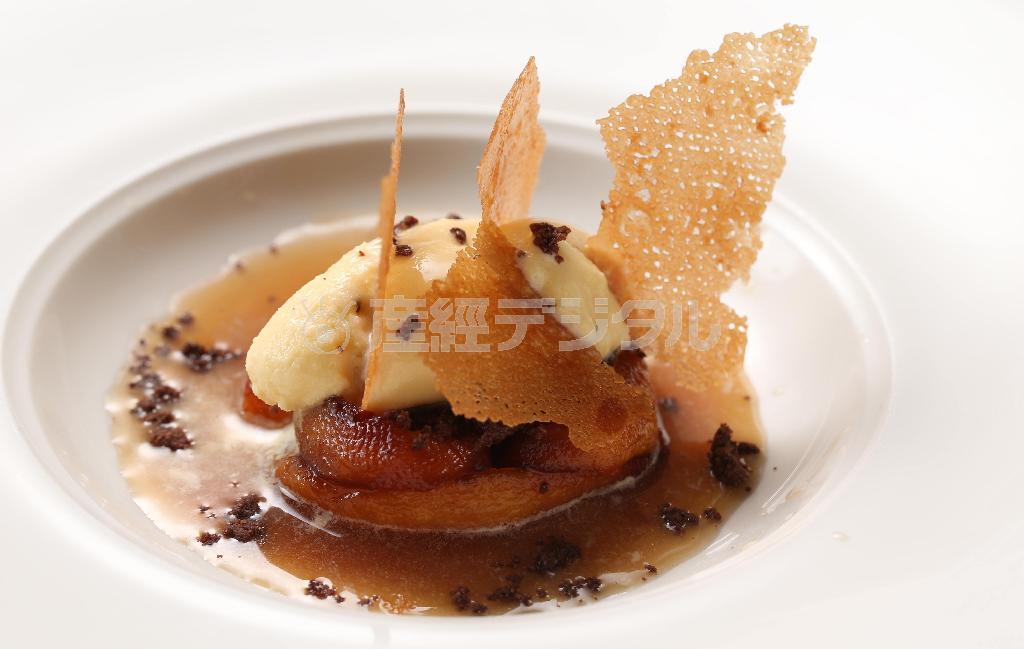 アイスクリームと甘口のシェリー酒で大人の雰囲気を醸し出す「リンゴのキャラメリゼ＿ゴルゴンゾーラのアイスとブリストルクリーム」