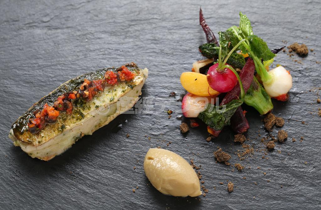 上下を鰯（いわし）で挟んだポテトをニンニク入りのかにみそのクリーム（中央）でいただく絶品の「京都・大原の野菜と鰯のプレッセ＿かにみそクリーム」