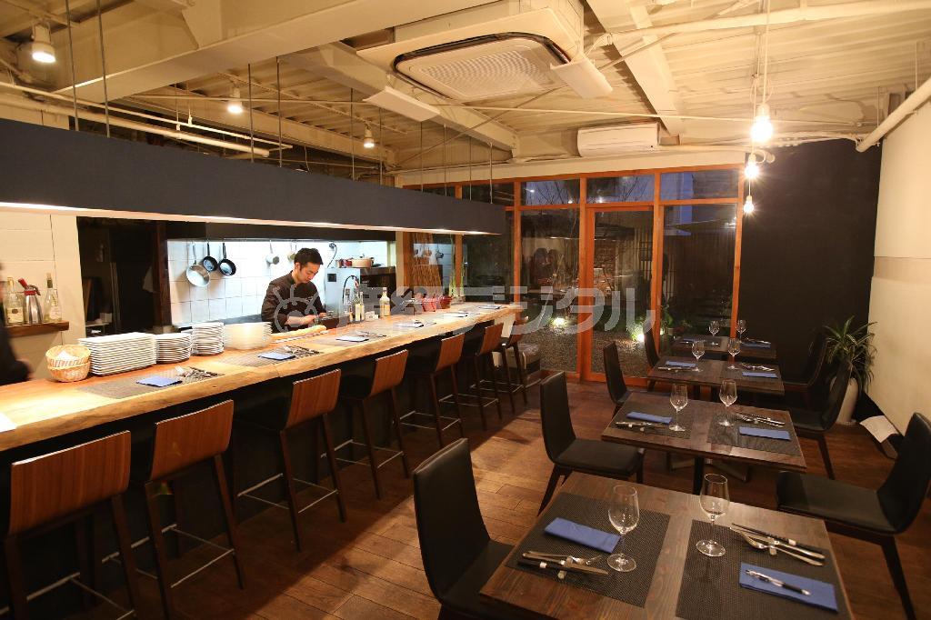 シックで落ち着いた店内＝２０１４年１月３０日、京都市中京区（恵守乾撮影）