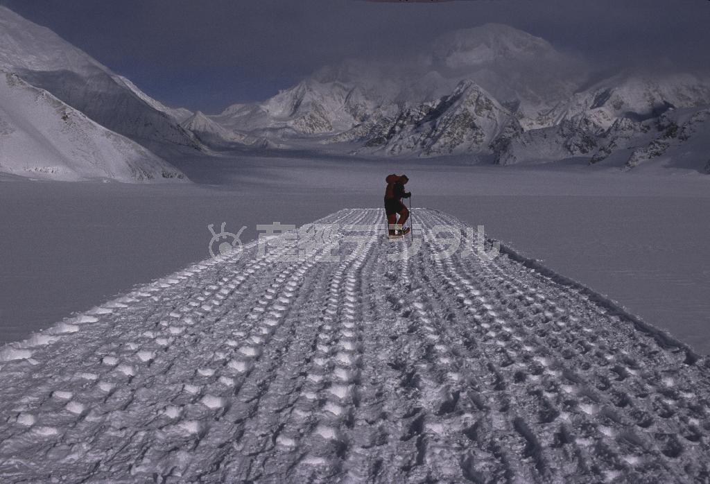 迎えの飛行機が来る前には、スノーシューで雪を踏み固めて滑走路を作る必要がある＝２０１４年８月１０日、米アラスカ州（松本紀生さん撮影）