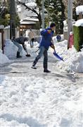 都知事選投票所近くの住宅街で雪かきをする人たち＝９日午前、東京都世田谷区（栗橋隆悦撮影）