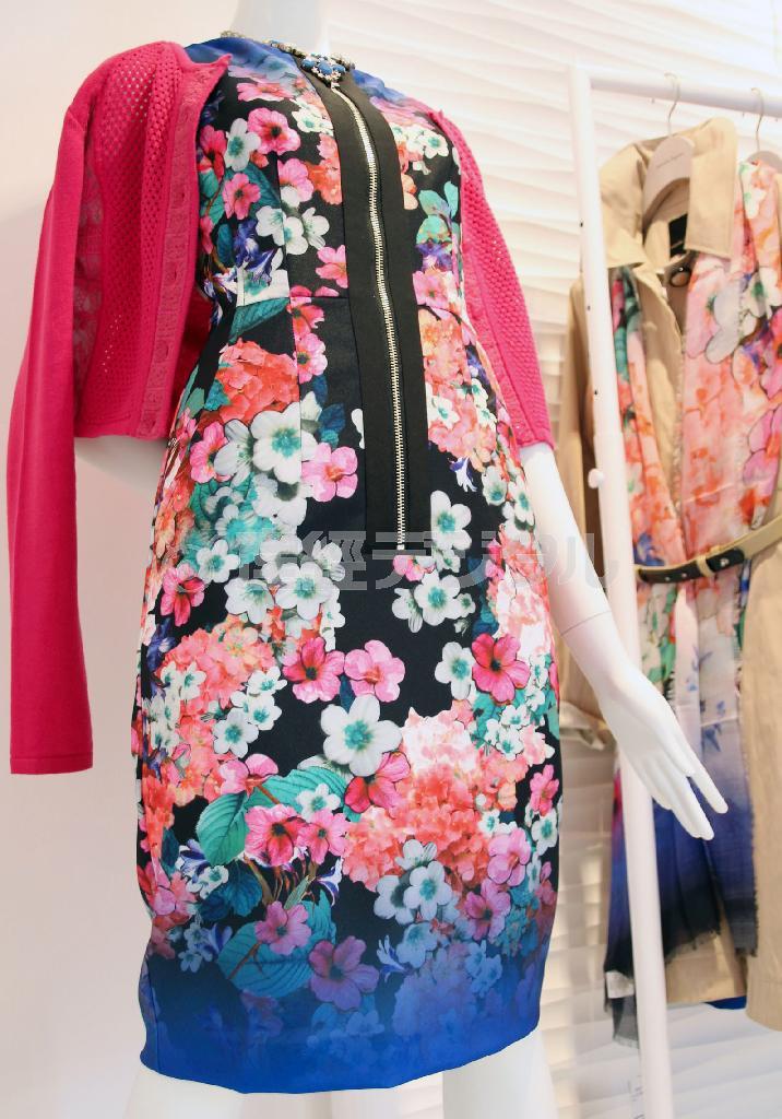 全面にフラワープリントを配した大人っぽいデザインも（ナネットレポー、ワンピース３万９９００円）