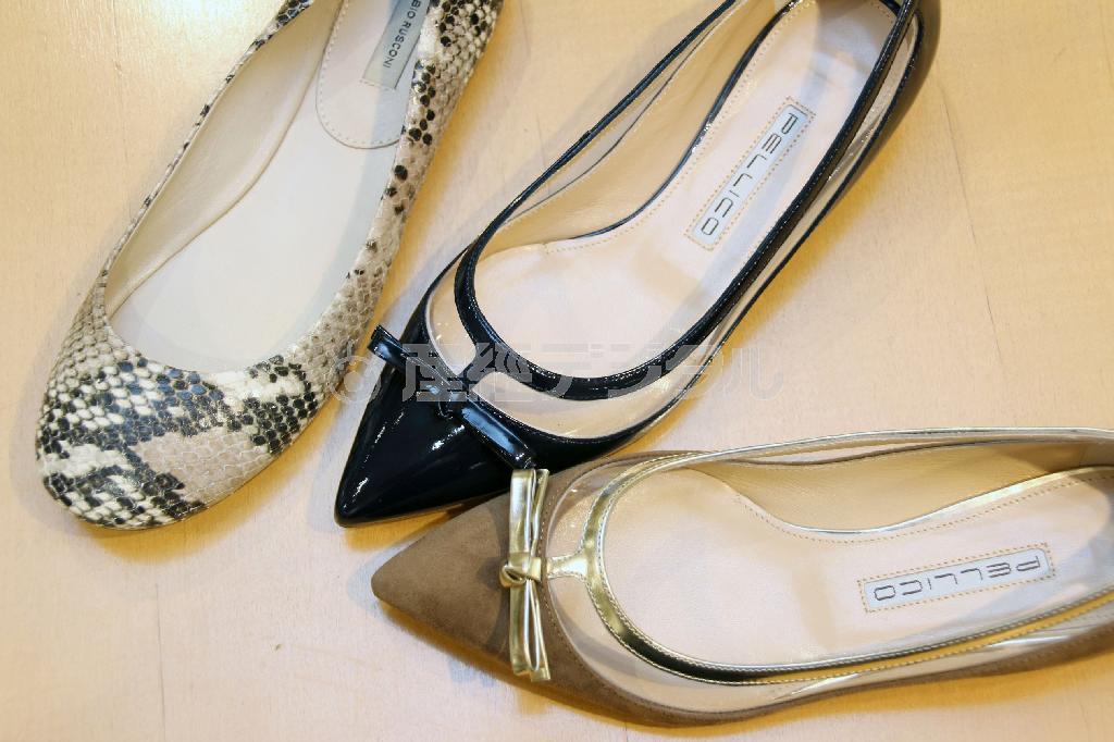 ビニール素材を使ったパンプスは注目のアイテムだ（左からファビオ＿ルスコーニ２万２０５０円、ペリコ４万９３５０円）