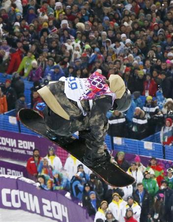 男子ハーフパイプ決勝２回目大勢の観客の前でエアを決める平岡卓＝ソチ（共同）
