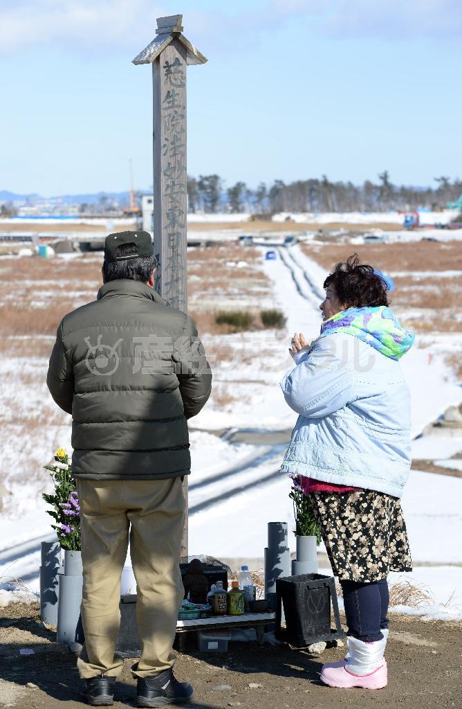 東日本大震災から２年１１カ月。宮城県名取市閖上（ゆりあげ）地区では犠牲者を悼み、手を合わせる人の姿が見られた＝２０１４年２月１１日午前、宮城県名取市（鴨川一也撮影）