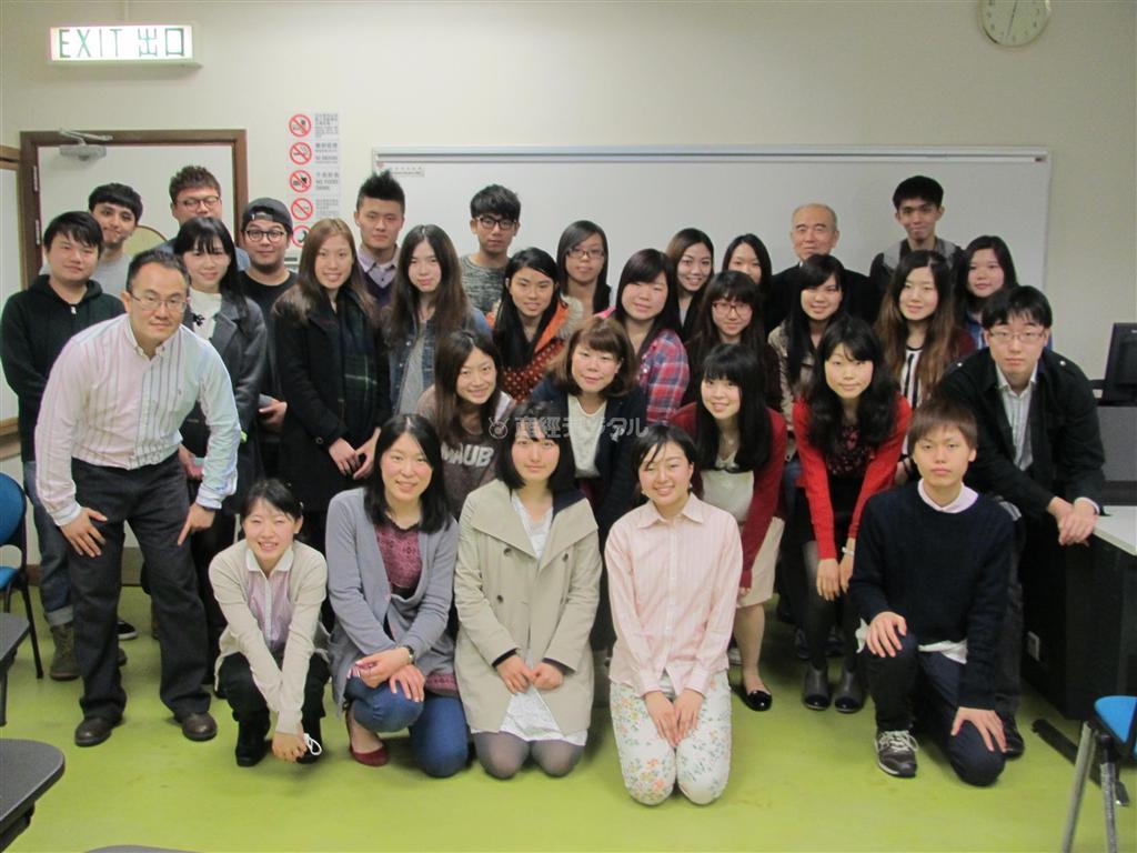 交流セミナーに参加した同志社大学と香港教育大学の学生ら＝２０１４年２月７日（渡辺武達さん提供）