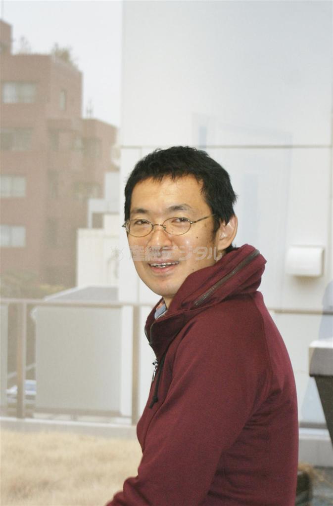 漫画家、杉作（すぎさく）さん。デビュー作も猫。「諦めようと思っていたときに、猫のおかげで漫画家になれた。猫には頭が上がりません」と笑う＝２０１４年２月４日、東京都渋谷区（塩塚夢撮影）