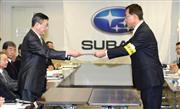 富士重工業の吉永泰之社長（左）に要求書を手渡す同社労働組合の北川秀一執行委員長＝１２日、東京都新宿区