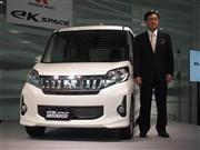 新型軽自動車「ｅＫスペース」と三菱自動車の益子修社長