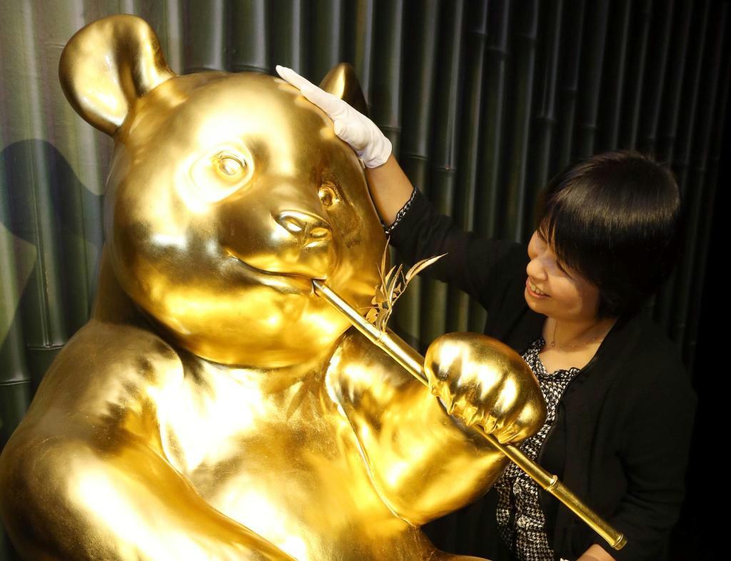 「ゴールド・エキスポ～黄金の世界展～」の上野開催にちなんで作成された黄金のジャンボパンダ＝１２日、東京都台東区