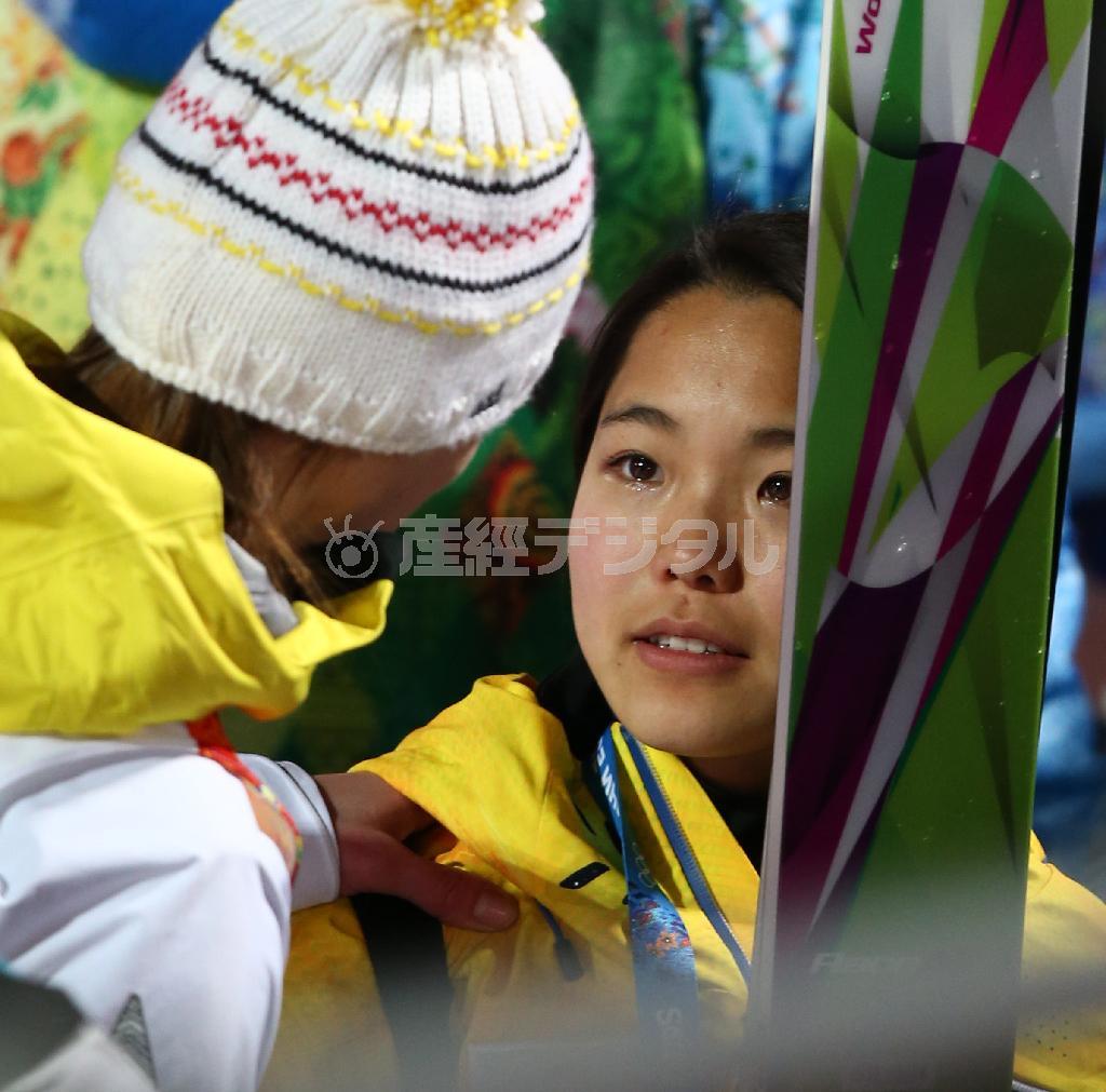 メダルを逃した後、多くの選手から声をかけられる高梨沙羅。気丈に振る舞っていたが、目には涙がたまっていた＝２０１４年２月１１日、ロシア・ソチのルスキエゴルキ・センター（大里直也撮影）