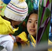 メダルを逃した後、多くの選手から声をかけられる高梨沙羅。気丈に振る舞っていたが、目には涙がたまっていた＝２０１４年２月１１日、ロシア・ソチのルスキエゴルキ・センター（大里直也撮影）