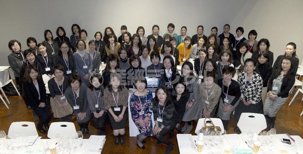 女性審査委員だけのワインの品評会「Ｓａｋｕｒａワインアワード２０１４」の女性審査委員たち＝２０１４年２月３日（青木冨美子さん提供）。（Ｃ）Ｓａｋｕｒａ＿Ａｗａｒｄ
