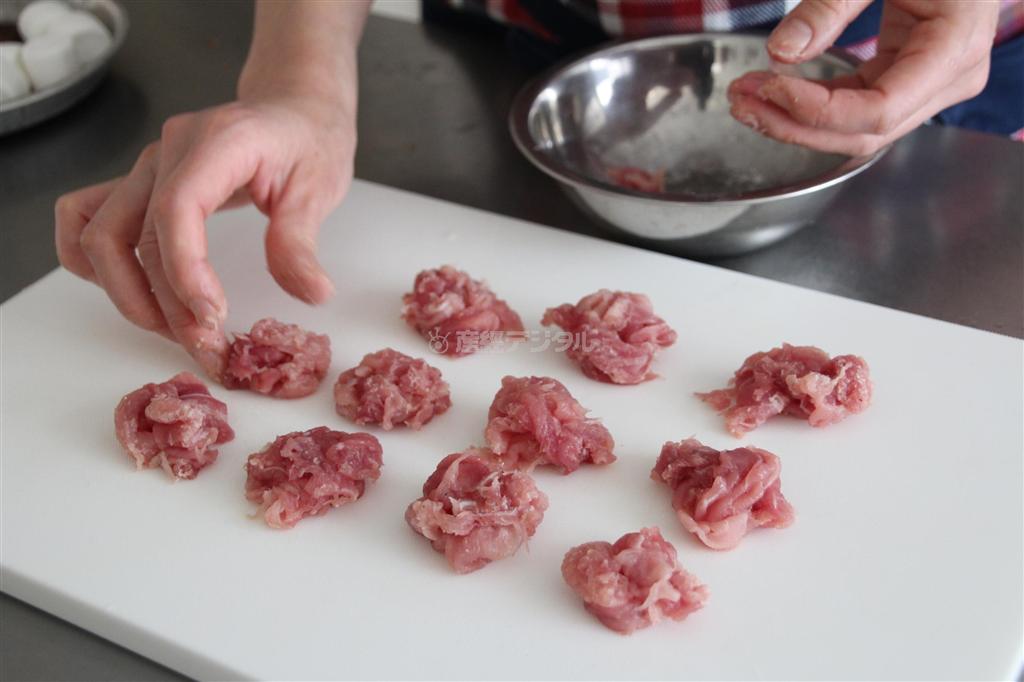 ポークチャップ風（作り方１）＿＿豚肉に塩、こしょうをなじませ、小麦粉を混ぜ込み、１０等分にして丸めて小麦粉をまぶす（今泉有美子撮影）