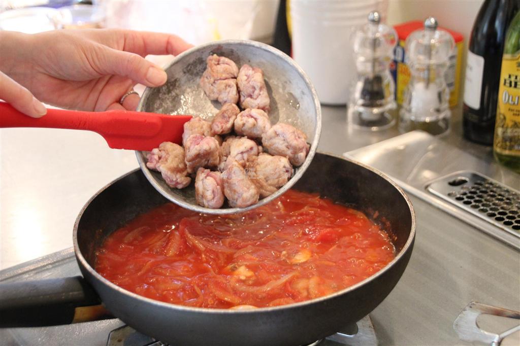 ポークチャップ風（作り方４）＿＿マッシュルームがしんなりしたら、トマト缶、合わせ調味料、水を加えて少しとろみが付くまで煮る。（作り方２：調理した豚肉）の肉を戻し、なじむように煮て、塩、こしょうで味を整える（今泉有美子撮影）