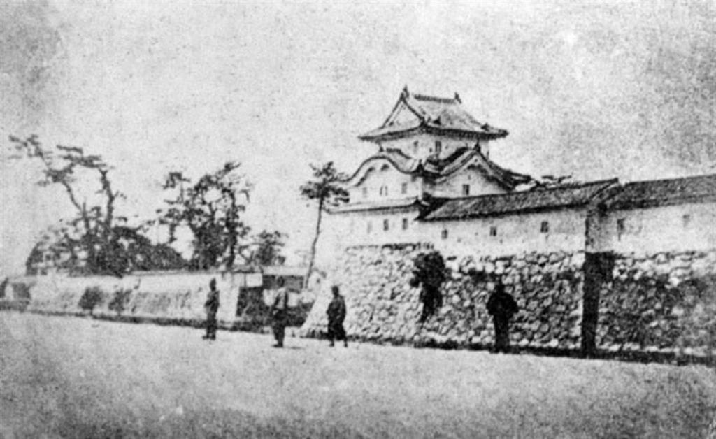 廃城直前の尼崎城の写真（尼崎市立地域研究史料館提供）