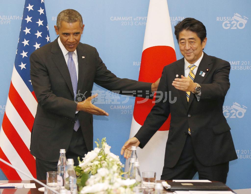 ２０１３年９月５日にロシア・サンクトペテルブルクで行われたＧ２０首脳会議の際に首脳会談を行った安倍晋三（しんぞう）首相（右）とバラク・オバマ大統領（共同）