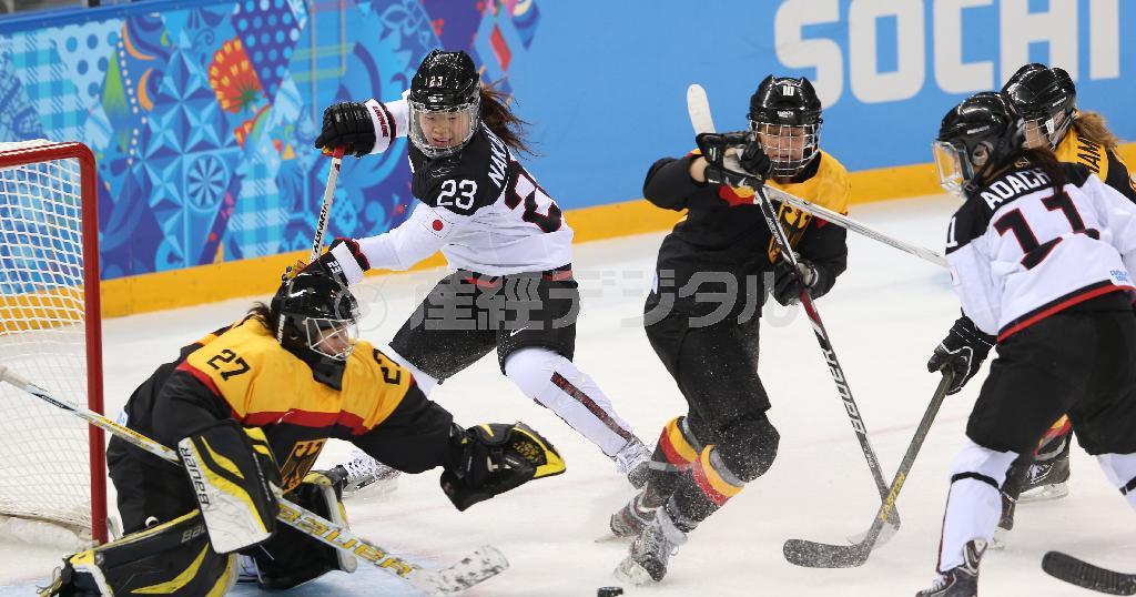 相手ゴールに迫る中村亜実（左から２人目）。何度もチャンスを作ったが、無得点に封じられた＝２０１４年２月１３日、ロシア・ソチ（古厩正樹撮影）