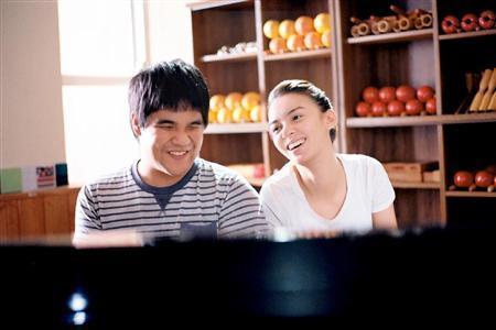 【かざすンＡＲ（視聴無料）】映画「光にふれる」（チャン・ロンジー監督）。公開中（グアパグアポ提供）。（Ｃ）２０１２＿Ｂｌｏｃｋ＿２＿Ｐｉｃｔｕｒｅｓ＿Ｉｎｃ．Ａｌｌ＿ｒｉｇｈｔｓ＿ｒｅｓｅｒｖｅｄ．