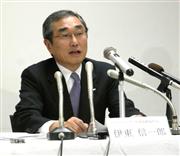 中期経営計画を発表する伊東信一郎ＡＮＡホールディングス社長＝１４日、東京都港区