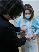 入所者ごとのケア方法を記したカードを携行してケアにあたる＝神奈川県三浦市のなのはな苑