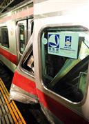 東急東横線の元住吉駅で追突事故が発生し破損した車両＝１５日午前、川崎市の元住吉駅（宮崎裕士撮影）