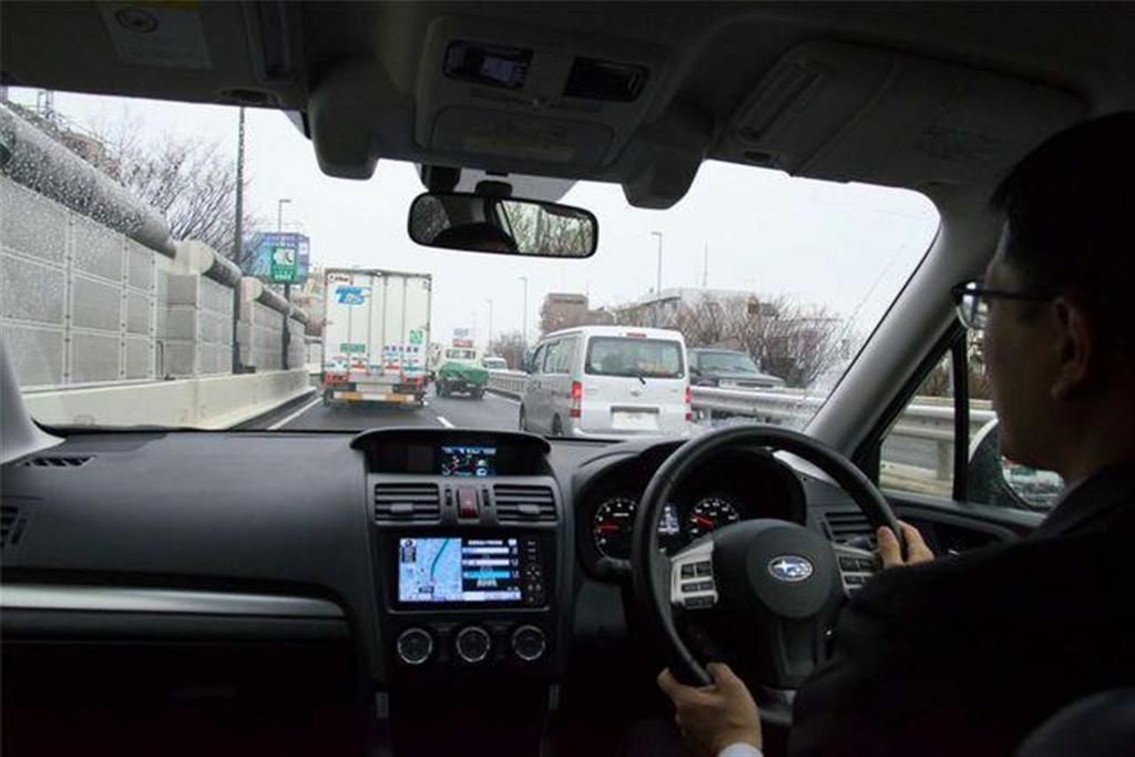 クルーズコントロール機能を使い、前のトラックを追従中