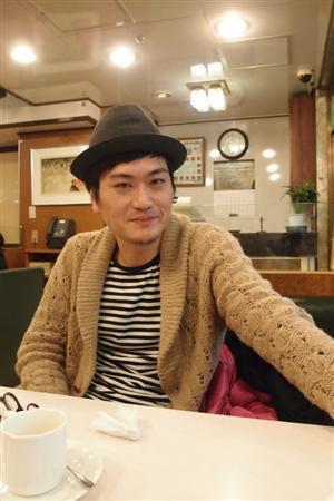 取材に答える、休止バンド「チャンチキトルネエド」のメンバー、鈴木広志氏＝２０１４（平成２６）年（立教大学＿有志記者、井上慶太郎撮影）