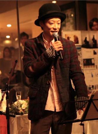 ステージに立つ、休止バンド「チャンチキトルネエド」のメンバー、大口俊輔氏＝２０１４（平成２６）年（立教大学＿有志記者、井上慶太郎撮影）