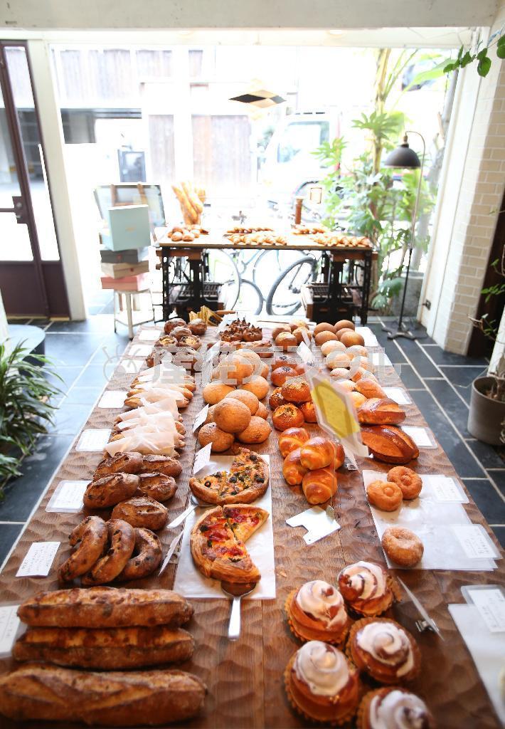 ベーカリーの焼きたてパン。カフェでイートインもできる