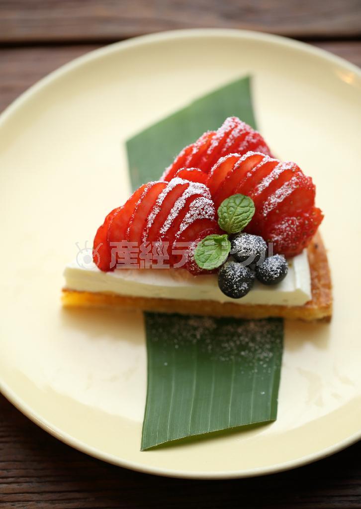 フルーツを選べる定番のフルーツタルト。人気のイチゴがたっぷり