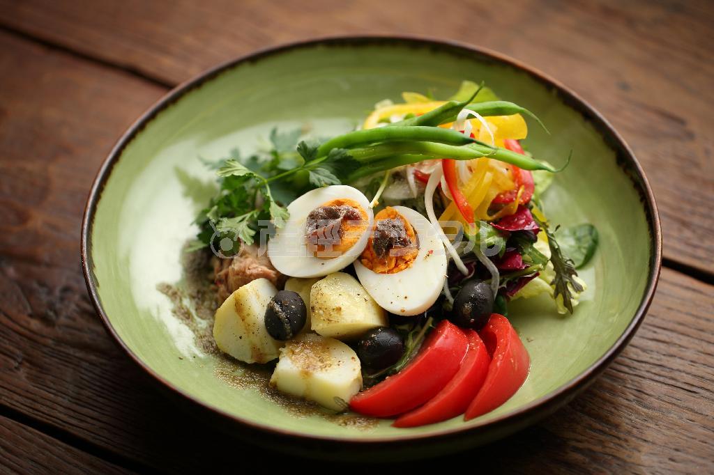 ボリュームたっぷりの「サラダニソワーズ」。好きなパンと組み合わせるとオシャレなブランチに