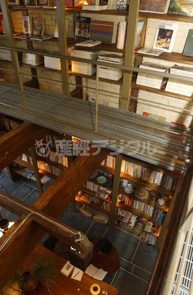 大きな本棚が置かれ、くつろいだ雰囲気の店内＝２００６年１月１９日、京都市中京区（塚本健一撮影）