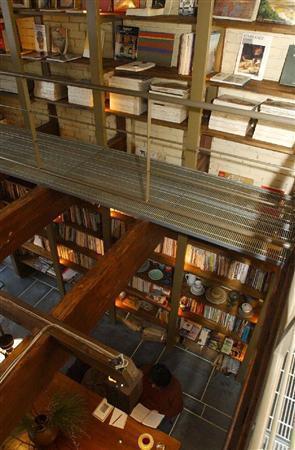 大きな本棚が置かれ、くつろいだ雰囲気の店内＝２００６年１月１９日、京都市中京区（塚本健一撮影）