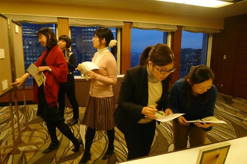 謎解きイベントでヒントを探す参加者＝東京都新宿区の京王プラザホテル