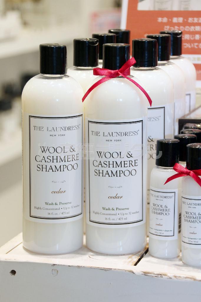 ドライクリーニングでしか洗えなかった大切な衣類を自分で洗うことができる「ウールアンドカシミア用洗剤」（６０ｍｌ＝１０５０円、４７５ｍｌ＝２９４０円）