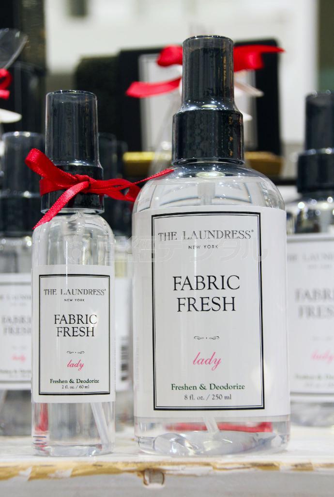 洋服から寝具、帽子など、気になるところにスプレーできる消臭スプレー「ファブリックフレッシュ」（６０ｍｌ＝９４５円、２５０ｍｌ＝２３１０円）