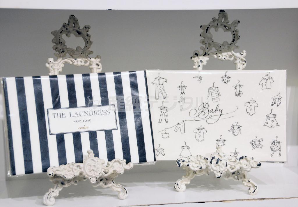 引き出しに入れるとよい香りが広がる紙「ドロワーシート」（６枚２９４０円）。小さく切って手帳にはさんだり、手紙に沿えても