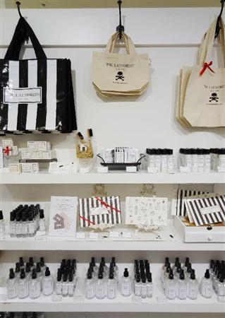 ブランドのロゴをあしらったバッグやギフトに最適な商品も