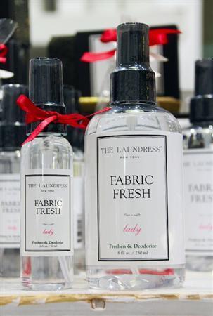 洋服から寝具、帽子など、気になるところにスプレーできる消臭スプレー「ファブリックフレッシュ」（６０ｍｌ＝９４５円、２５０ｍｌ＝２３１０円）
