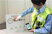 富士通が開発に取り組んでいるグローブ型のウエアラブル端末＝１８日、東京都港区